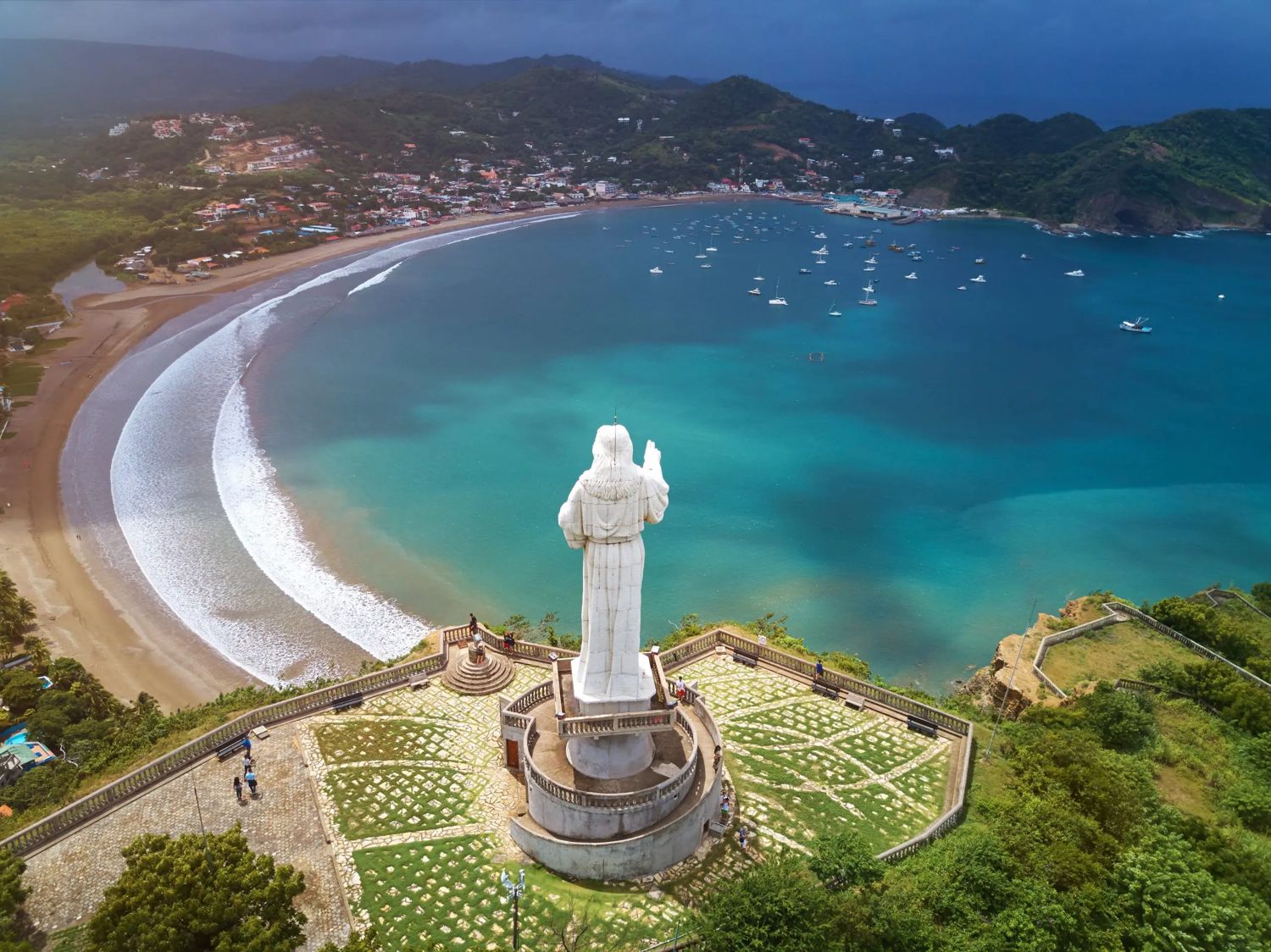 Bahía de San Juan del Sur con el Cristo de la Misericordia
