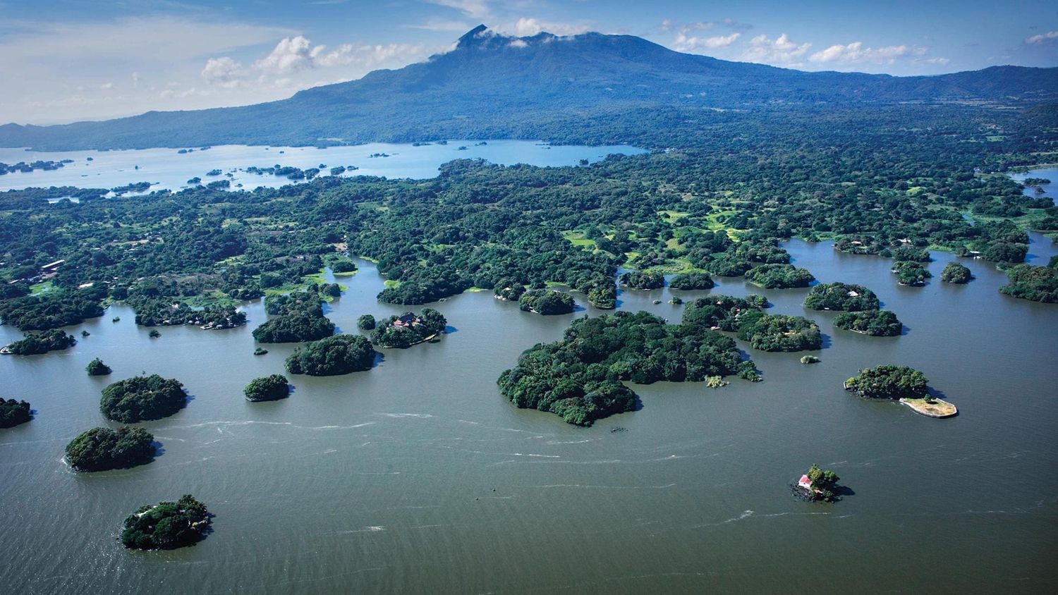Isletas de Granada en el lago Cocibolca con el volcán Mombacho al fondo