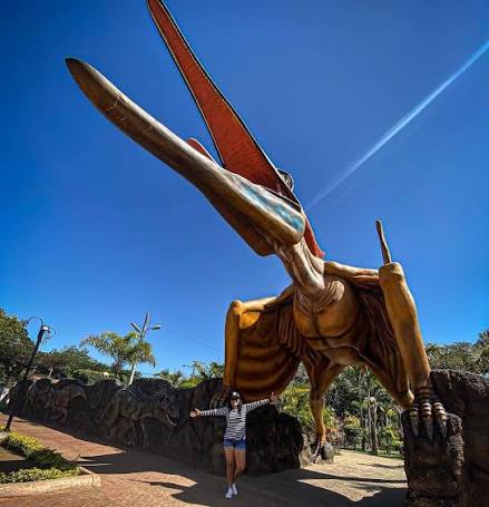 Réplica de dinosaurio a tamaño real en el parque