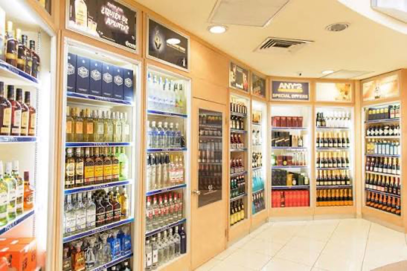 Tienda Duty Free en la frontera con licores y vinos