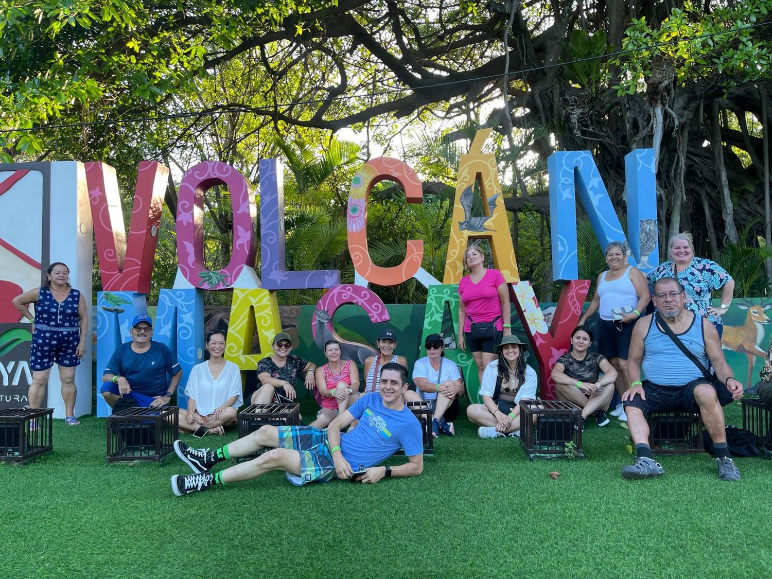 Grupo de viajeros en el Parque Nacional Volcán Masaya
