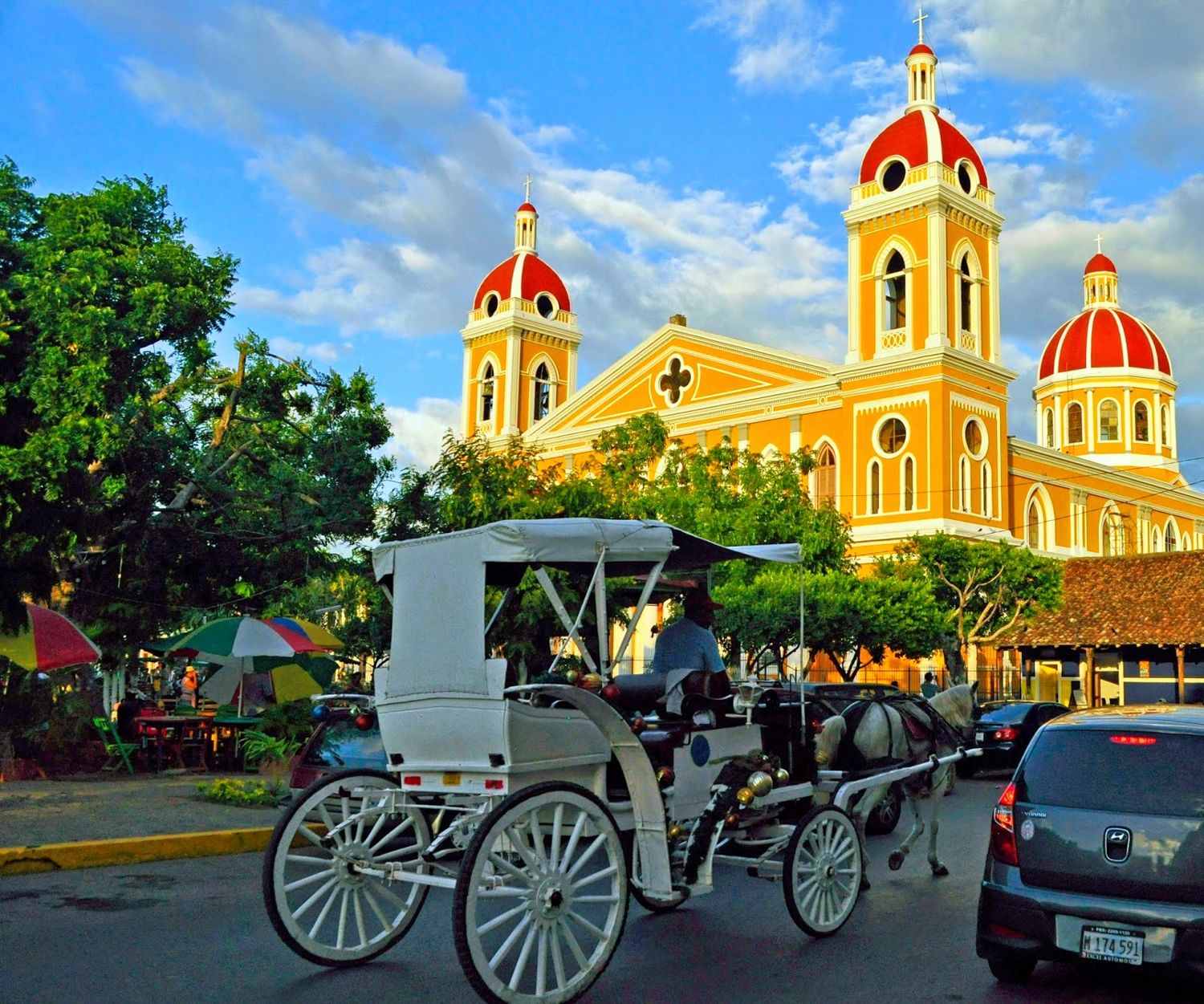 Catedral de Granada y una volanta en el centro histórico de Nicaragua