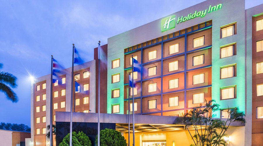 Fachada del Holiday Inn Managua iluminada al atardecer